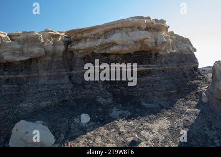 Klassische amerikanische Landschaften: Die Bisti Wilderness im nordwestlichen New Mexico ist ein erodiertes Plateau aus Badlands, das Fossilien und versteinertes Holz enthält. Stockfoto