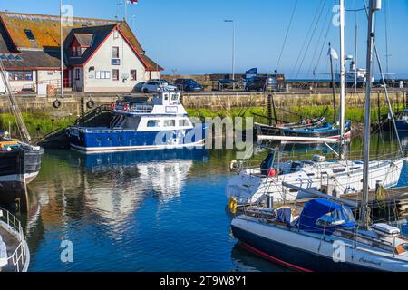 May Princess legte in Anstruther Marina, mit Anstruther Lifeboat Station im Hintergrund, in East Neuk of Fife, Schottland, Großbritannien Stockfoto