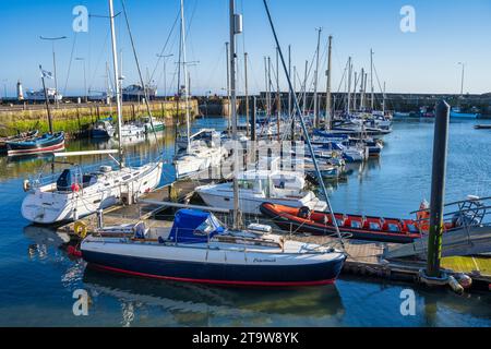 Yachten vertäuten im Yachthafen in der schottischen Küstenstadt Anstruther in East Neuk of Fife, Schottland, Großbritannien Stockfoto