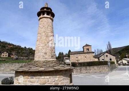 Santa Cruz de la Serós, Kirche San Caprasio und traditioneller Schornstein. Jaca, Huesca, Aragon, Spanien. Stockfoto