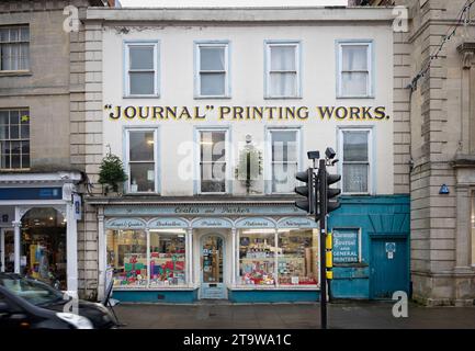 Coates und Parker Briefpapier kaufen am 27. November 2023 in Market Place, Warminster, Wiltshire, Großbritannien Stockfoto