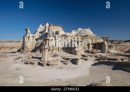 Klassische amerikanische Landschaften: Die Bisti Wilderness im nordwestlichen New Mexico ist ein erodiertes Plateau aus Badlands, das Fossilien und versteinertes Holz enthält. Stockfoto