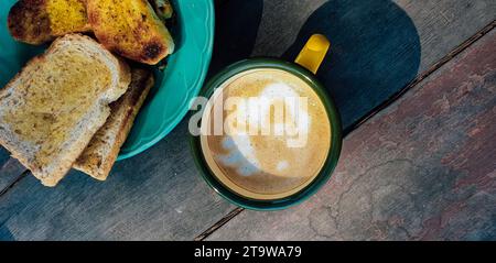 Kaffee und Brot zum Frühstück. Traditionelles Frühstück und Kaffee und Toast. Stockfoto