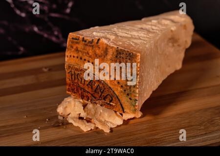 Käse: Kunst in jeder Scheibe, der Geschmack, der Geschichten erzählt. Eine Welt voller Aromen, die in jedem Biss enthalten sind. Stockfoto