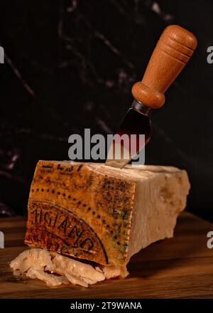 Käse: Kunst in jeder Scheibe, der Geschmack, der Geschichten erzählt. Eine Welt voller Aromen, die in jedem Biss enthalten sind. Stockfoto