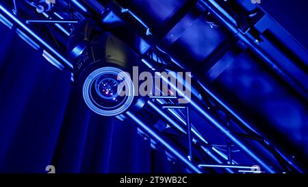 Scheinwerfer an der Decke in blauem Licht. Stockfoto