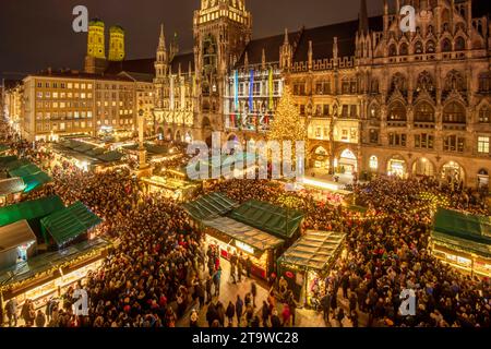 Eröffnung des Münchner Christkindlmarkt auf dem Marienplatz, 27. November 2023 Deutschland, München, 27.11.2023, Eröffnung des Münchner Christkindlmarkts auf dem Marienplatz, um 17:07 Uhr hat ob Reiter den Christkindlmarkt mit dem Anschalten der Lichter am Münchner Weihnachtsbaum eröffnet, Blick auf das Rathaus und die Frauenkirche, Vogelperspektive, von oben, Lichterglanz, Weihnachtszeit, Weihnacht, Weihnachtsbaum, leuchten, festlich, Menschenmenge, Adventszeit, Adventszeit, Abend, Dunkelheit, Zentrum, November 2023, Tradition, Bayern, *** Eröffnung des Münchner Weihnachtsmarktes am Marienplatz, 27 Stockfoto