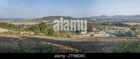 Luftlandschaft mit grüner Hügellandschaft und Cascate del Mulino Wasserfällen und heißen Quellen, aufgenommen im hellen frühen Herbstlicht in der Nähe von Saturnia, Toskana, I Stockfoto