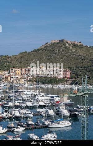 PORTO ERCOLE, 05. oktober 2023: Stadtbild mit Festung Forte Filippo mit Blick auf den Hafen im historischen touristischen Dorf auf der Landzunge Argentario, gedreht in b Stockfoto