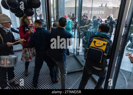 London, Großbritannien. November 2023. Sicherheitsbeamte versuchen, Eltern von Eltern aus Palästina, begleitet von Babys und Kleinkindern, daran zu hindern, in den Büros des Rüstungsunternehmens BAE Systems zu protestieren, um einen Waffenstillstand in Gaza zu fordern und die britische Regierung dazu zu bringen, Waffenlieferungen an Israel einzustellen. Eltern für Palästina protestierten in Solidarität mit palästinensischen Familien in Gaza, wo seit dem 7. Oktober 2023 nach Angaben des palästinensischen Gesundheitsministeriums über 5.800 Kinder bei israelischen Luftangriffen getötet wurden. Quelle: Mark Kerrison/Alamy Live News Stockfoto