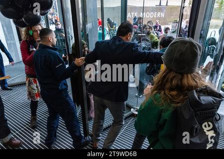 London, Großbritannien. November 2023. Sicherheitsbeamte versuchen, Eltern von Eltern aus Palästina, begleitet von Babys und Kleinkindern, daran zu hindern, in den Büros des Rüstungsunternehmens BAE Systems zu protestieren, um einen Waffenstillstand in Gaza zu fordern und die britische Regierung dazu zu bringen, Waffenlieferungen an Israel einzustellen. Eltern für Palästina protestierten in Solidarität mit palästinensischen Familien in Gaza, wo seit dem 7. Oktober 2023 nach Angaben des palästinensischen Gesundheitsministeriums über 5.800 Kinder bei israelischen Luftangriffen getötet wurden. Quelle: Mark Kerrison/Alamy Live News Stockfoto