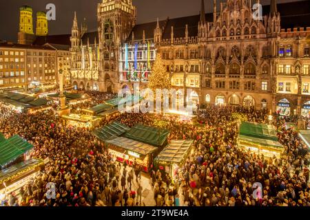 Eröffnung des Münchner Christkindlmarkt auf dem Marienplatz, 27. November 2023 Deutschland, München, 27.11.2023, Eröffnung des Münchner Christkindlmarkts auf dem Marienplatz, um 17:07 Uhr hat ob Reiter den Christkindlmarkt mit dem Anschalten der Lichter am Münchner Weihnachtsbaum eröffnet, Blick auf das Rathaus und die Frauenkirche, Vogelperspektive, von oben, Lichterglanz, Weihnachtszeit, Weihnacht, Weihnachtsbaum, leuchten, festlich, Menschenmenge, Adventszeit, Adventszeit, Abend, Dunkelheit, Zentrum, November 2023, Tradition, Bayern, *** Eröffnung des Münchner Weihnachtsmarktes am Marienplatz, 27 Stockfoto