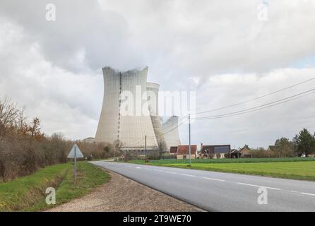 Die Straße hinunter von drei Kühltürmen des Kernkraftwerks mit einem kleinen französischen Haus im Vordergrund Stockfoto