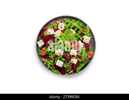 Rote-Bete-Salat mit Blauschimmelkäse, Nüssen und Salatmischung über weißem Hintergrund Stockfoto