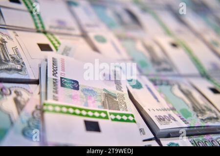 Banknoten von 1000 Rubel in Banknotenbündeln, Nahaufnahme Stockfoto