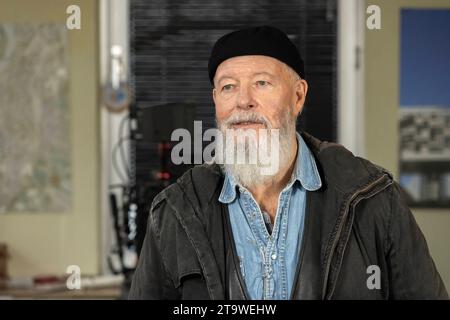 Am Filmset Rentnercops am 27. November 2023. Im Bild Bill Mockridge Rollenname Reinhard Bielefelder. Fototermin in Köln während der Filmaufnahmen. In dieser Folge stehen die Rentnercops unter Mordverdacht. Köln Nordrhein-Westfalen Deutschland nur redaktioneller Gebrauch Credit: Imago/Alamy Live News Stockfoto