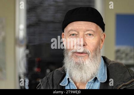 Am Filmset Rentnercops am 27. November 2023. Im Bild Bill Mockridge Rollenname Reinhard Bielefelder. Fototermin in Köln während der Filmaufnahmen. In dieser Folge stehen die Rentnercops unter Mordverdacht. Köln Nordrhein-Westfalen Deutschland nur redaktioneller Gebrauch Credit: Imago/Alamy Live News Stockfoto