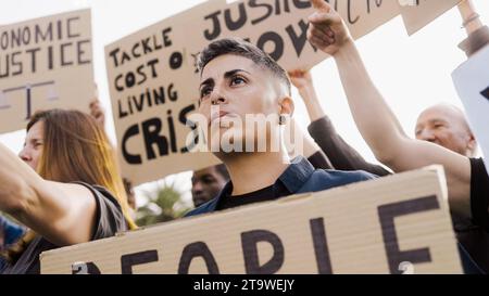 Protest gegen Wirtschaftskrise und Inflation auf der Straße. Anti-Bank-Massen marschieren für Finanzrezession Stockfoto