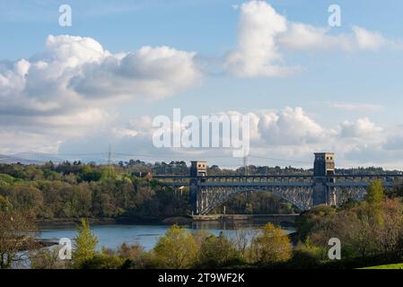 Britannia Bridge über die Menai Strait zwischen Anglesey und dem Festland Wales. Stockfoto