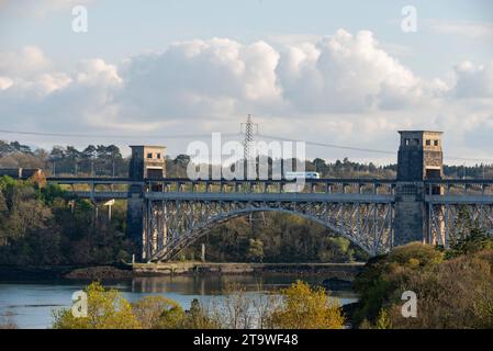 Britannia Bridge über die Menai Strait zwischen Anglesey und dem Festland Wales. Stockfoto