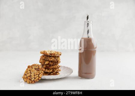 Ein Haufen traditioneller portugiesischer Erdnusskekse, bekannt als Bolachas de Amendoim auf der weißen Platte Stockfoto