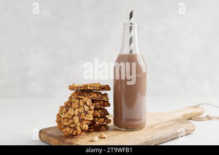 Ein Haufen traditioneller portugiesischer Erdnusskekse, bekannt als Bolachas de Amendoim auf dem Holzbrett Stockfoto