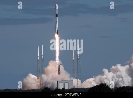DIE FALCON 9 startet am 11. November 2019 von der Cape Canaveral Air Force Station in Florida, um sechzig Starlink-Satelliten in den Orbit zu starten. Foto: Zoe Thacker Stockfoto