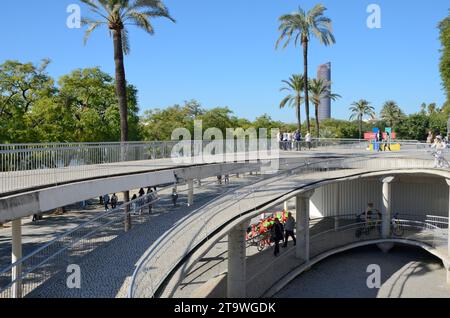 Sevilla, Spanien - 25. November 2023: Menschen an einer Wendeltreppe am Colon Walkway, der sich an den Ufern des Guadalquivir-Flusses in Sevilla, Spanien, verbindet. Stockfoto