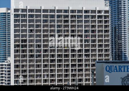 Surfers Paradise Australia - 21. September 2023; Apartmentgebäude mit architektonischem Muster, Balkone, Tische und Stühle Stockfoto