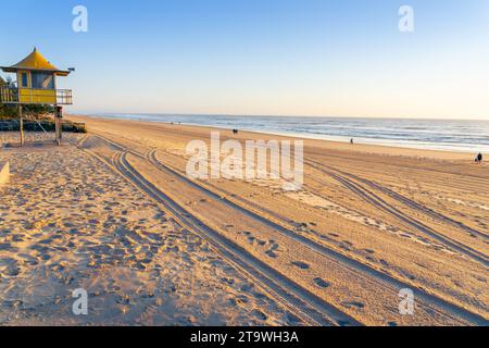 Surfers Paradise Australia - 21. September 2023; Sandroomer-Pfade am breiten Sandstrand, die zum Wasser und Meer führen, vorbei am Rettungsturm Stockfoto