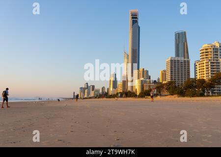 Surfers Paradise Australia - 21. September 2023; Surfers Paradise Beach und Hochhaus-Skyline mit Gebäuden, die in den Himmel ragen. Während die Menschen mehr nehmen Stockfoto