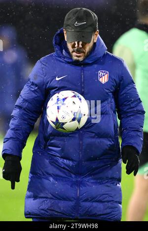 ROTTERDAM - Atletico Madrid Trainer Diego Simeone während des MD-1 Trainings von Atletico Madrid vor dem UEFA Champions League Spiel gegen Feyenoord im Feyenoord Stadion de Kuip am 27. November 2023 in Rotterdam, Niederlande. ANP OLAF KRAAK Stockfoto