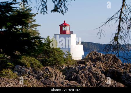 Malerischer Blick auf den Amphitrite Point Leuchtturm entlang des wilden pacific Trail in Ucluelet, Westküste Vancouver Island, BC, Kanada Stockfoto