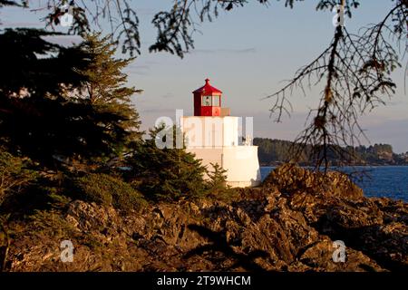 Malerischer Blick auf den Amphitrite Point Leuchtturm entlang des wilden pacific Trail in Ucluelet, Westküste Vancouver Island, BC, Kanada Stockfoto