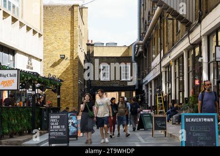 London, Großbritannien - 25. August 2023: Straßenszene mit Einkaufsmöglichkeiten in Dray Walk, einer Fußgängerzone in der Nähe der Brick Lane in Shoreditch im East End Stockfoto