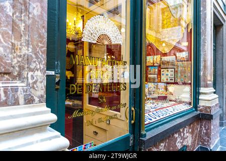 Belgische Spitzenmanufaktur Belge de Dentelles in der Königlichen Galerie Saint Hubert, Brüssel, Belgien Stockfoto