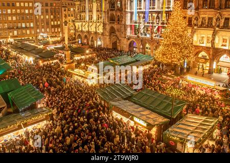 Eröffnung des Münchner Christkindlmarkt auf dem Marienplatz, 27. November 2023 Deutschland, München, 27.11.2023, Eröffnung des Münchner Christkindlmarkts auf dem Marienplatz, um 17:07 Uhr hat ob Reiter den Christkindlmarkt mit dem Einschalten der Lichter am Münchner Weihnachtsbaum eröffnet, Blick auf das Rathaus, Vogelperspektive, von oben, Lichterglanz, Weihnachtszeit, Weihnacht, Weihnachtsbaum, leuchten, festlich, Menschenmenge, Adventszeit, Adventszeit, Abend, Dunkelheit, Zentrum, November 2023, Tradition, Bayern, *** Eröffnung des Münchner Weihnachtsmarktes am Marienplatz, 27. November 2023 Deutsch Stockfoto