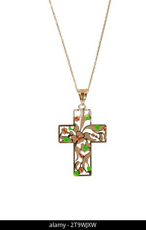 Goldenes religiöses Kreuz an der Kette, isoliert auf weißem Hintergrund Bester Schmuck Anhänger und Ohrringe Set. Schmuckkomposition. Symbol der Liebe. Stockfoto