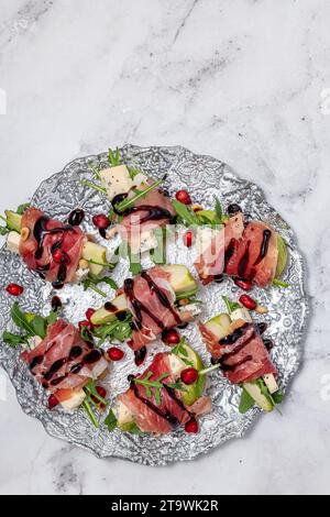 Vorspeise mit Birne, Blauschimmelkäse und Schinken für den Urlaub auf einem weißen Teller. Stockfoto