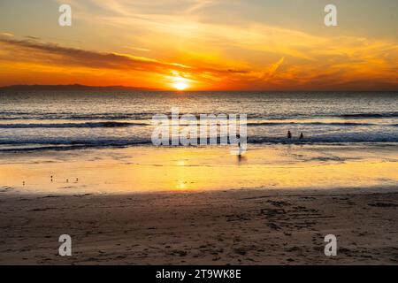 Surfen Surfer bei Sonnenuntergang an einem California Beach Stockfoto