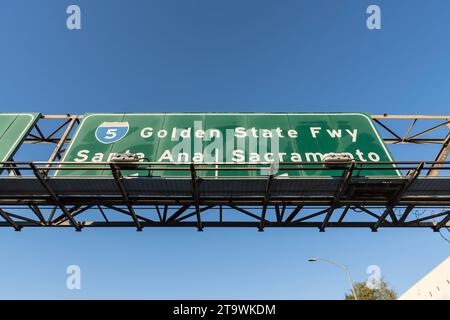 Los Angeles Interstate 5 Golden State Freeway-Schild nach Santa Ana oder Sacramento California. Stockfoto