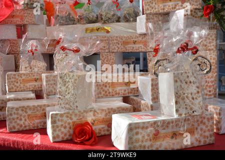 Turin, Piemont, Italien -11-26-2023- Torrone ist ein traditionelles piemontesisches Dessert aus Honig und Haselnüssen Stockfoto