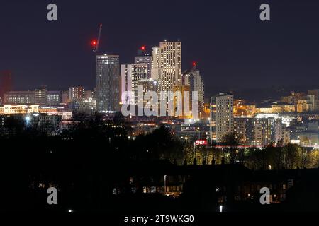 Ein Fernblick auf die hohen Gebäude im Stadtzentrum von Leeds. Der Gebäudekomplex ist der Arena Quarter Village Campus, ein Studentenwohnheim. Stockfoto