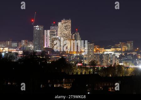 Ein Fernblick auf die hohen Gebäude im Stadtzentrum von Leeds. Der Gebäudekomplex ist der Arena Quarter Village Campus, ein Studentenwohnheim. Stockfoto