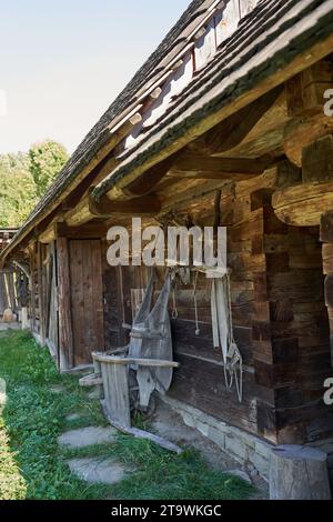 Roznov Pod Radhostem, Tschechische Republik - 28. September 2023 - das walachische Dorf - Holzhäuser in ländlicher Landschaft an einem sonnigen Herbsttag Stockfoto