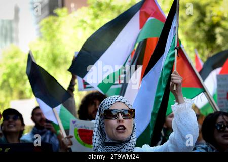 Mexiko-Stadt, Mexiko-Stadt, Mexiko. November 2023. Hunderte von Menschen nehmen am samstag, dem 25. november, an einem protestmarsch durch die Straßen von Mexiko-Stadt Teil, um die sofortige Einstellung der israelischen Feindseligkeiten gegenüber Palästina zu fordern.die islamistische Gruppe Hamas akzeptierte, dass der humanitäre Waffenstillstand seit seinem Inkrafttreten am vergangenen Freitag um zwei weitere Tage verlängert wird. was vor allem die Freilassung von so vielen Geiseln ermöglicht. (Kreditbild: © Jorge Nunez/ZUMA Press Wire) NUR REDAKTIONELLE VERWENDUNG! Nicht für kommerzielle ZWECKE! Stockfoto