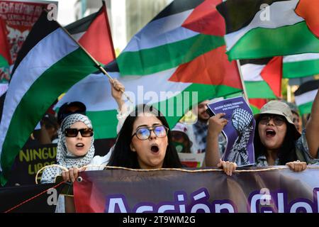 Mexiko-Stadt, Mexiko-Stadt, Mexiko. November 2023. Hunderte von Menschen nehmen am samstag, dem 25. november, an einem protestmarsch durch die Straßen von Mexiko-Stadt Teil, um die sofortige Einstellung der israelischen Feindseligkeiten gegenüber Palästina zu fordern.die islamistische Gruppe Hamas akzeptierte, dass der humanitäre Waffenstillstand seit seinem Inkrafttreten am vergangenen Freitag um zwei weitere Tage verlängert wird. was vor allem die Freilassung von so vielen Geiseln ermöglicht. (Kreditbild: © Jorge Nunez/ZUMA Press Wire) NUR REDAKTIONELLE VERWENDUNG! Nicht für kommerzielle ZWECKE! Stockfoto