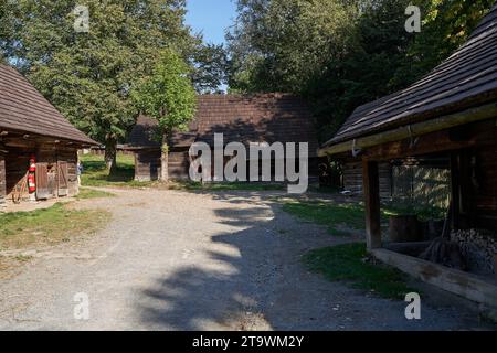 Roznov Pod Radhostem, Tschechische Republik - 28. September 2023 - das walachische Dorf - Holzhäuser in ländlicher Landschaft an einem sonnigen Herbsttag Stockfoto