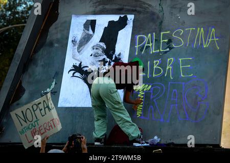 Mexiko-Stadt, Mexiko-Stadt, Mexiko. November 2023. Hunderte von Menschen nehmen am samstag, dem 25. november, an einem protestmarsch durch die Straßen von Mexiko-Stadt Teil, um die sofortige Einstellung der israelischen Feindseligkeiten gegenüber Palästina zu fordern.die islamistische Gruppe Hamas akzeptierte, dass der humanitäre Waffenstillstand seit seinem Inkrafttreten am vergangenen Freitag um zwei weitere Tage verlängert wird. was vor allem die Freilassung von so vielen Geiseln ermöglicht. (Kreditbild: © Jorge Nunez/ZUMA Press Wire) NUR REDAKTIONELLE VERWENDUNG! Nicht für kommerzielle ZWECKE! Stockfoto