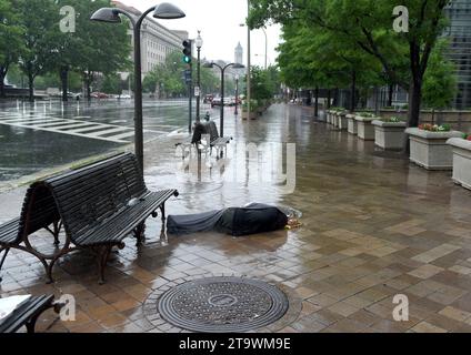 Washington, DC - 03. Juni 2018: Obdachloser liegt auf dem Bürgersteig auf der Straße im Zentrum von Washington, DC. Stockfoto